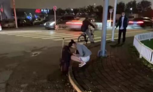 旅客回應拍攝海航空姐瑟瑟發抖照,海航領導集體罰站